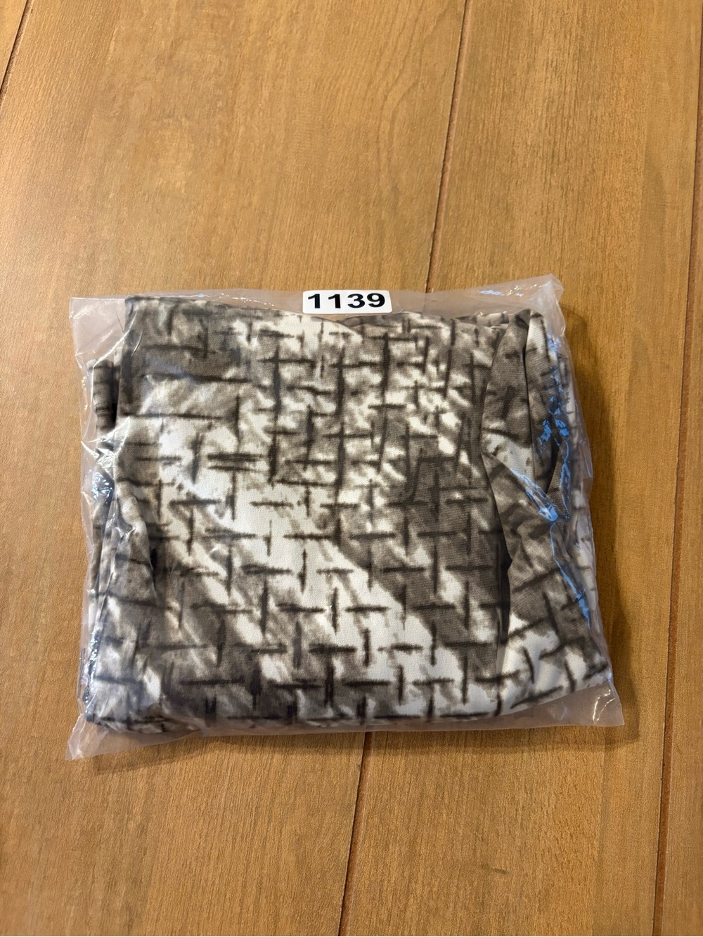 Easywear by Chico's Top Women 3 Gray White Abstract V-Neck 3/4 Sleeve Modern USA - Picture 10 of 10